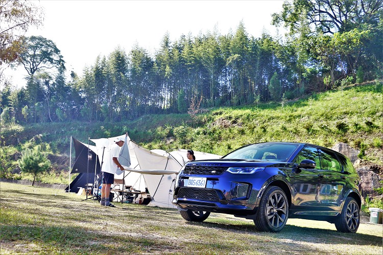 Discovery Sport是一辆非常適合露营的坐驾，它並非品牌中尺寸最大、最能装的越野休旅车，反观这样的车身尺寸在山区中没有压力。