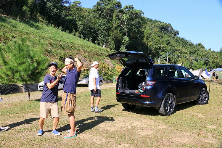 Discovery Sport帅气的外观造型，也深受营区朋友的关注，近距离来感受Land Rover品牌的「Outdoor」风格。