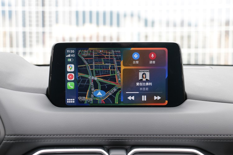 八吋中央资讯显示支援无线Apple CarPlay智慧手机连结，还配置无线充电座，是同级对手所没有的配备。