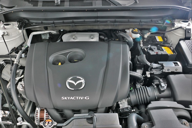 动力搭载一具高效能SKYACTIV-G汽油引擎，2.0升自然进气引擎可爆发出165ps最大马力与21.7kg-m最大扭力。