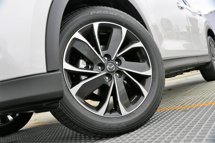 铝圈规格为19吋搭配225/55R19休旅车胎，20S Premium车型则採用帅气的双色黑刃切削式样式。