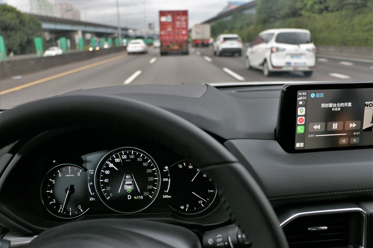 標准配备全速域巡航模式车道维持辅助系统，全速域主动车距控制巡航系统，主动侦测车道置中辅助，同时侦测前车行驶状况。