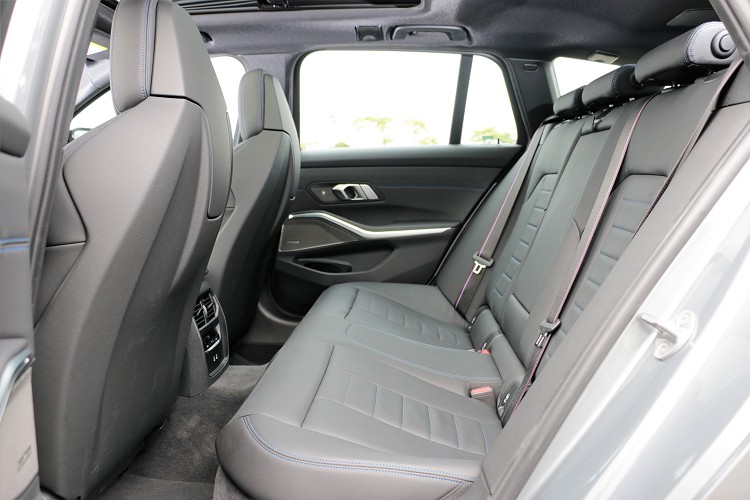 轴距维持不变2,851mm，空间上展现卓越的机能性及舒適性，后座表现在於头部空间比起轿车宽裕。