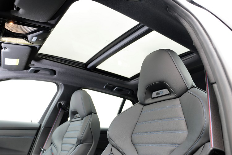 標准配备全景式电动玻璃天窗，可降低流线车身所带来的头部压迫感。