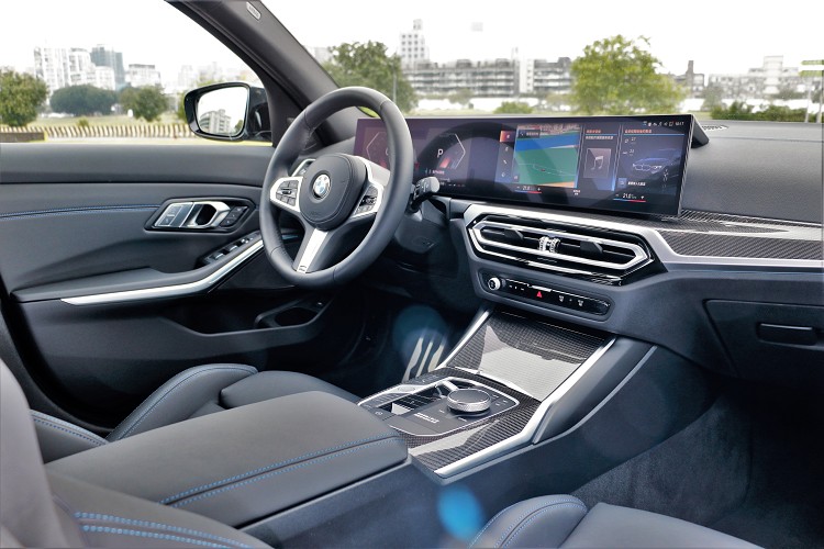 车內主要变革在於中控台，新世代家族特徵把仪表板和中央萤幕结合，以12.3吋虚擬数位仪錶搭配14.9吋中控触控萤幕打造悬浮式曲面萤幕。