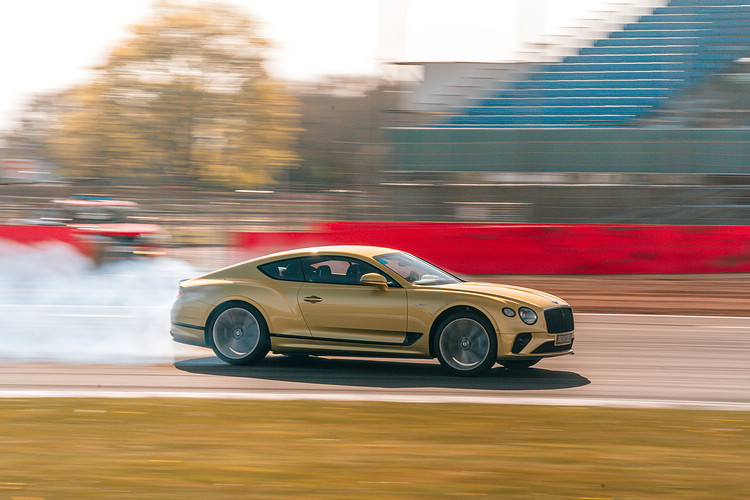 Continental GT Speed，搭载6.0升W12 TSI引擎，可输出659 ps、900 Nm，0-100 km/h加速需时3.6秒，最高车速335km/h。